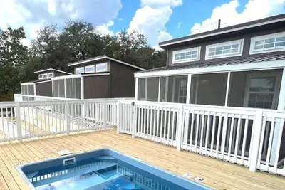 Image de Tiny Home at Medina Lake (w/ Hot Tub & Pool)
