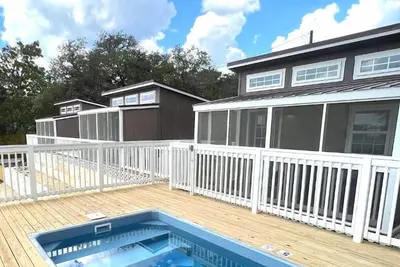 Image de Tiny Home at Medina Lake (w/ Hot Tub & Pool)