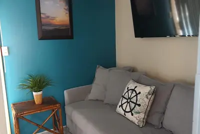 Image de Cozy 1 bedroom cottage walking distance to Lake Michigan & downtown!