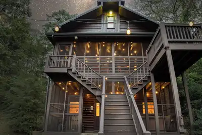 Image de 6 Br\/3 Bath Riverfront Cabin w\/Hot Tub Game Rm & Fire Pit | Pet Friendly
