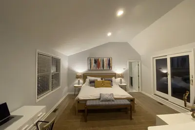 Image de Recently renovated, centrally located, spacious and modern