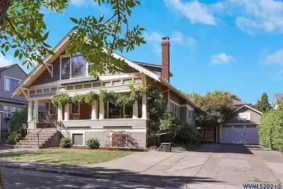 Spacious Historic Home with Fireplace in Downtown