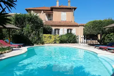 Image de Appartement dans villa avec piscine et jardin privés, 3 chambres, bon accueil.