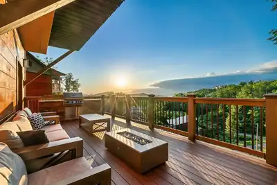 Image de Modern  Spacious Luxe Cabin w/ Theatre + Games!