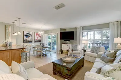 Image de Gorgeous 2nd Floor Sailmaker Villa | Private Patio Overlooking Pool | Purchasable Summer Beach Club Access