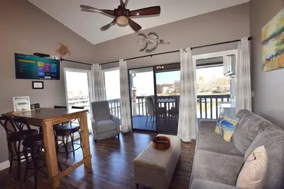 Image de New- Condo on the water Sleeps 4 Beautiful!