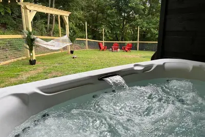 Image de Flat Fenced yard, hot tub, wifi, pool table