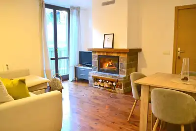 Image de Modern apartment with fireplace