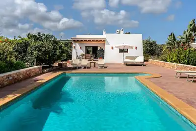 Villa climatisée avec piscine, jardin, terrasse et Wi-Fi ; Parking disponible