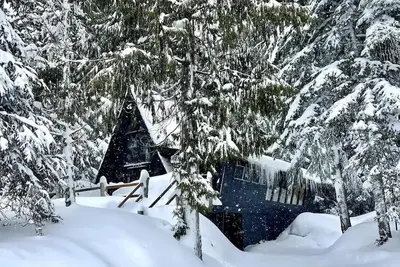 Image de A-Frame with Hot Tub, Ski in/Ski out, Fiber Internet, Sleeps 13, Dog Friendly!