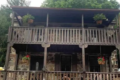 Image de Renovated historic stone house very close to the Potomac River