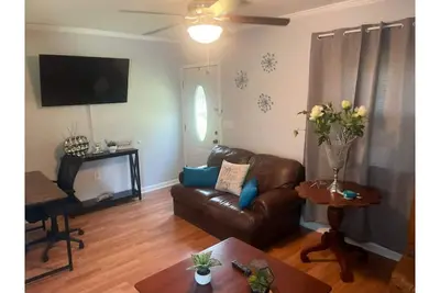 Image de Peaceful Comfort Home ideal for work trips and vacation.