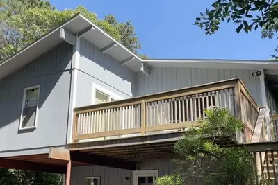 Image de In the heart of East Chop. Walks on East Chop Dr. Then relax on the private deck