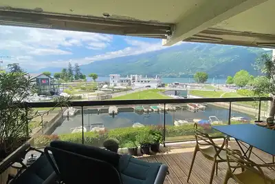 Image de Superbe appartement petit port, vue sur lac et marina.