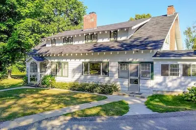 Image de Classic 1920 cottage, huge lot, loads of parking, boat dock, fire pit, private.