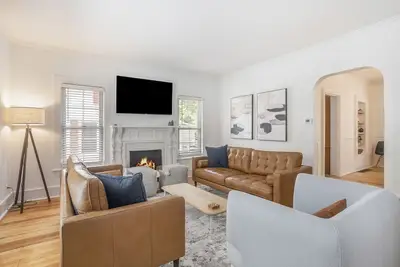 Image de Ideal central location! Walk to beach and town
