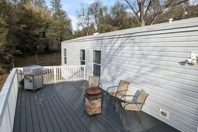 Fully fenced yard, just 5 mins from Oakhurst