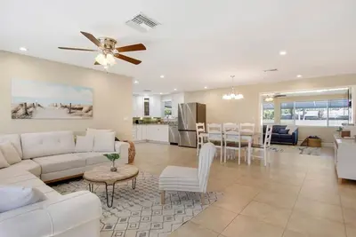Image de 3 Bed, 2 Bath - North Palm Beach!