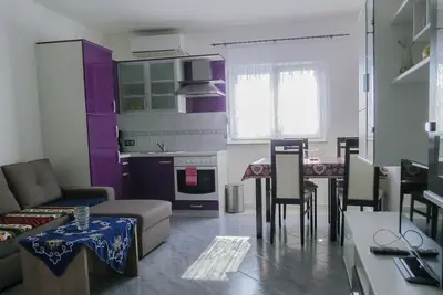 Image de Klara's one bedroom apartment with balcony- purple