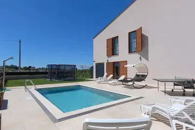 Image de Brand New Modern studio apartment for up to 2+1 guests with shared pool