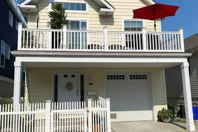 Image de New home 1 block from Beach & restaurants/bars. West End