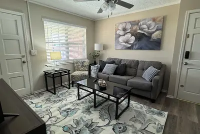 Image de Okc condo with king bed and balcony