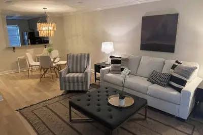 Image de Newly renovated! ! Oxford Condo - Old Taylor Place - Walk to Square and Campus