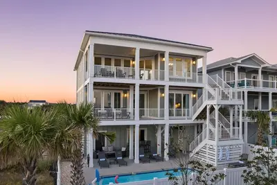 Image de Steps to beach! 5 bedroom, pool, elevator, covered decks, arcades. New home