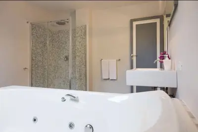 Image de Spacious private villa with pool, within walking distance of Mondello beach