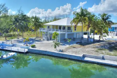 Image de 5 Star Waterfront Villa, Beach, Dock & Boat Rental