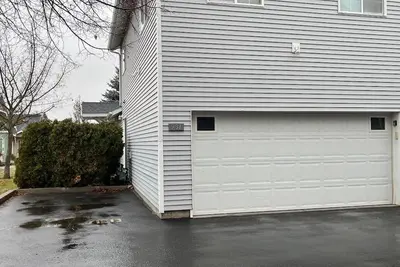 Image de Comfortably Quiet 3 Bedroom Condo, walking distance to shops