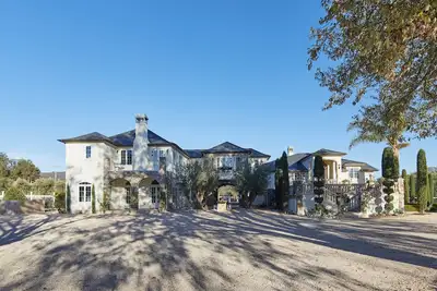 Image de Stunning Private Estate features terraces & poolside patios & entertaining areas