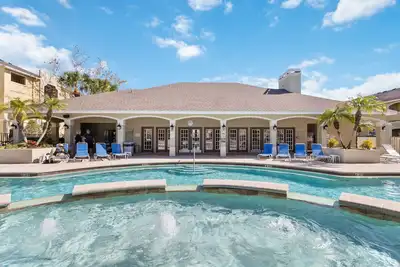 Image de Special Summer Prices! King-size bed. Free parking. Renovated!