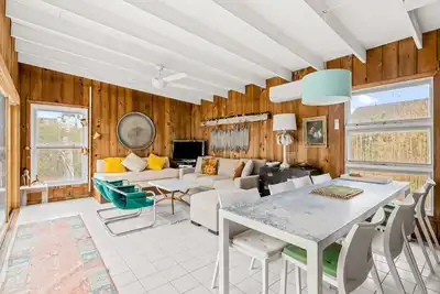 Image de Beach vacation with deck, gas grill, hot outdoor shower, kitchen, & washer/dryer