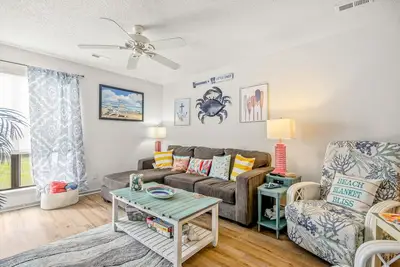 Image de Updated condo with on-site pool, tennis Ac, & W/D - near golf / beach