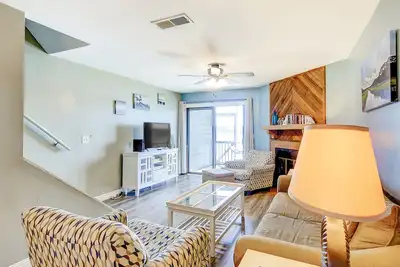 Image de 2-story riverfront condo with 2 balconies, outdoor pool, grills, river views, Ac