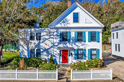 Image de Gorgeously redesigned 1830 home in the heart of town - walk everywhere
