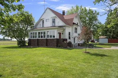 Image de Spacious farmhouse located 9 miles from Taylorville, 15 miles from Springfield.