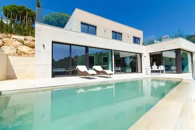 Image de Club Villamar - Rosalicia est une luxueuse villa avec piscine privée, située dans une rue calme à. . .