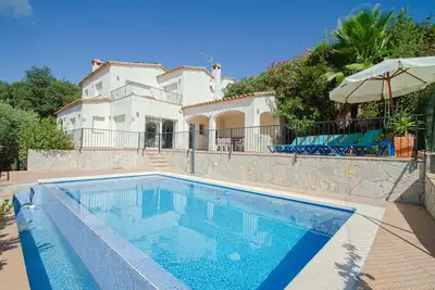 Image de Club Villamar - Découvrez un havre de paix à Calonge, offrant une villa moderne avec piscine priv. . .
