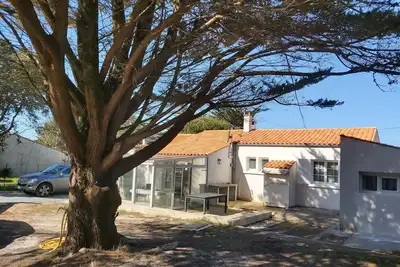 Image de Domino, maison rénovée de  4 chambres, à 150 mères de la petit plage.