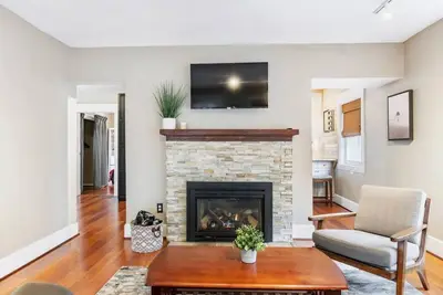 Image de 3325 Ne Prescott St · Dazzling 3bd, 2ba Home w/Private Deck near Alberta