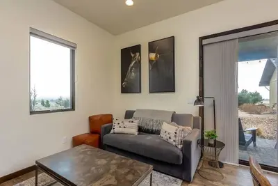 Image de 1 Bed 1 Bath, walk to the ranch! , in Powell Butte