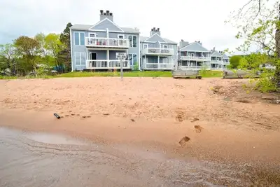Image de Beautiful Beachfront Condo Steps from Everything