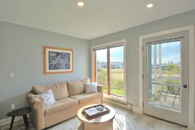 Image de Charming 1 Bdrm Condo Steps from the Beach!