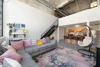 Image de 5102 Peters · Large loft near Kings Island. On bike trail\/River.