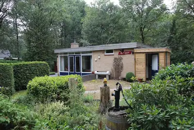 Image de A cozy bungalow on the edge of the forest.