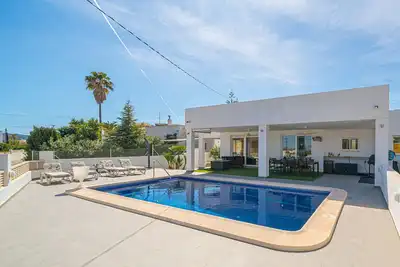 Image de Maison de vacances 'Aigua Marina Spaniahome' avec piscine privée, Wi-Fi et climatisation.