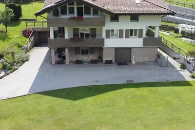 Image de Appartement \"Casa Nova\" avec vue sur les montagnes et jardin privé.