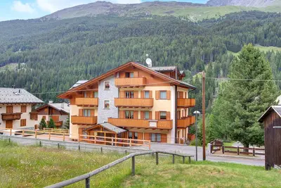 Image de Appartement \"Casa Michela Trilocale 7\" avec vue sur les montagnes, terrasse partagée et Wi-Fi.